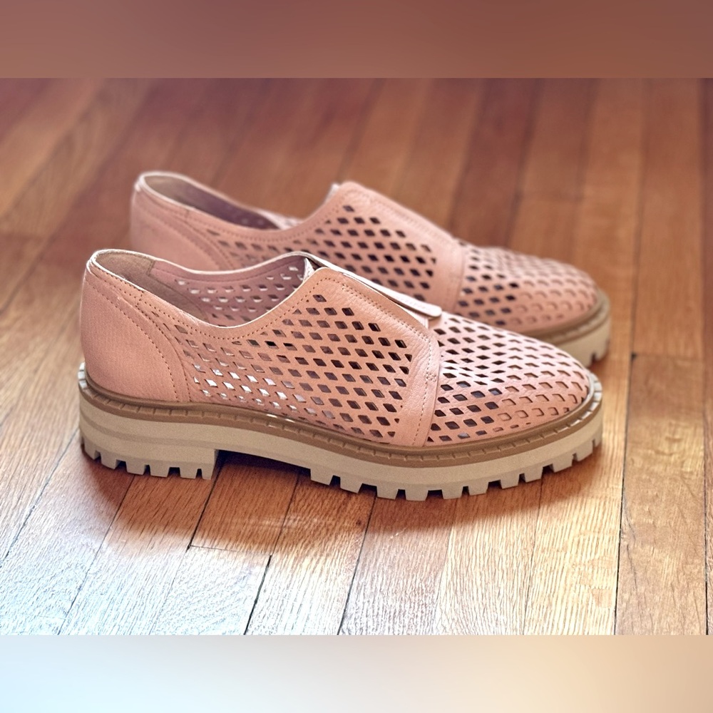 Vince Camuto Mritsa slip-on oxford with a perforated upper. Never worn. Size 6 - Picture 2 of 12